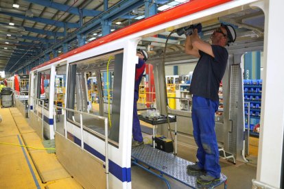 Un trabajador en la factoría de la multinacional francesa Alstom en Barcelona. ALEJANDRO GARCÍA