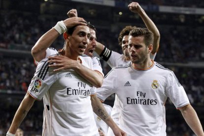 Di María celebra junto a sus compañeros el primer gol del Madrid ante el Almería