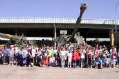 Los alumnos del colegio Benito León posan delante de un tanque en El Ferral