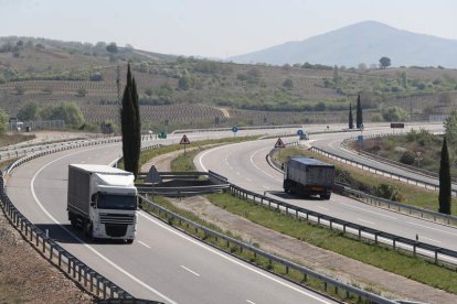 La autovía del Noroeste presenta deficiencias de asfaltado a su paso por el Bierzo. L. DE LA MATA