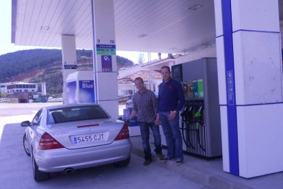 Uno de los primeros clientes de esta nueva gasolinera.