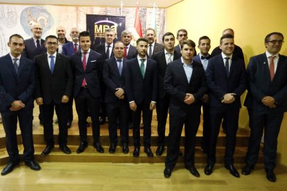 Foto de familia de los nuevos graduados. MARCIANO PÉREZ