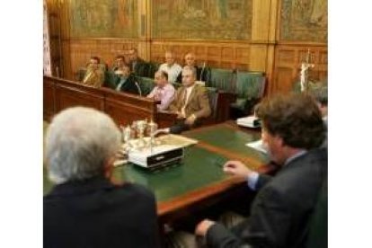 García Prieto y Enrique Gil (de espaldas) junto a los directivos de clubes de deporte