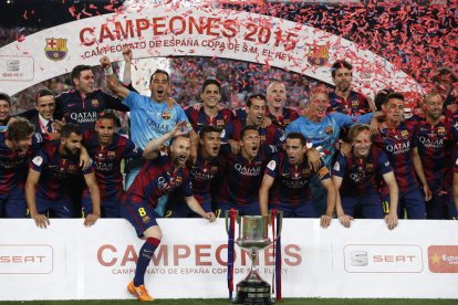 Los jugadores del Barcelona celebran el título sobre el césped del Camp Nou. Xavi, en el centro, levantó la Copa en su último partido en el estadio azulgrana.