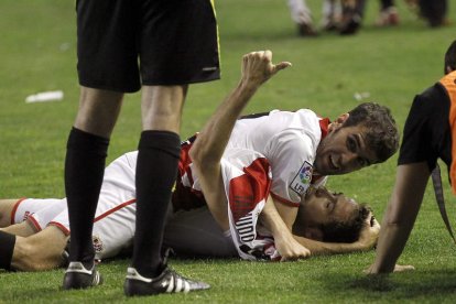 Raúl Tamudo celebra su gol ante el Granada, único del partido, con Trashorras.