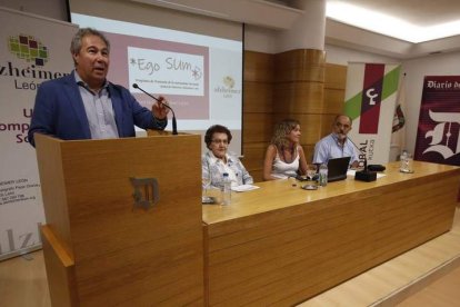 El director de Diario de León, Joaquín S. Torné, presentó el acto con Milagros Díez, Lucía de la Pisa y Senén Rodríguez. RAMIRO