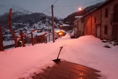 Limpieza de una de las calles de Ferreras del Puerto. DL