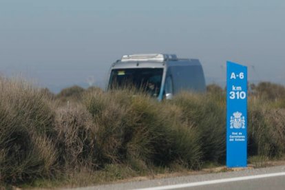 El accidente se registró en la A-6 , en dirección a Benavente. FERNANDO OTERO