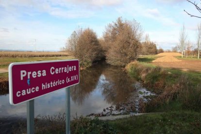 El cauce de la presa cerrajera en Valdefuentes del Páramo.