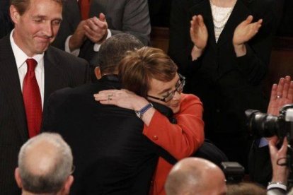 Barack Obama y Gabrielle Giffords se funden en un sentido abrazo, antes del discurso del Estado de la Unión.