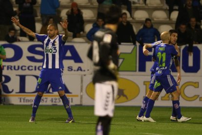 Yuri celebra el gol que daba esperanzas a la Deportiva para la remontada. En segundo plano también lo hacen Ramírez y Pablo