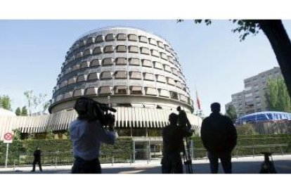 Fótografos y Cámaras de televisión frente al edificio del Tribunal Constitucional.