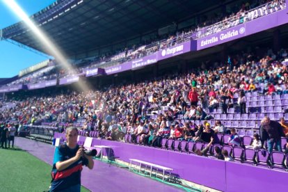 Las gradas del Nuevo José Zorrilla presentan una gran entrada para ver por primera vez un partido de fútbol femenino. JULINI.