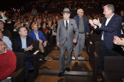 Manolo Quijano hizo una entrada triunfal en el abarrotado Auditorio de León. Todos los asistentes, entre ellos el alcalde, le tributaron un enorme aplauso. RAMIRO