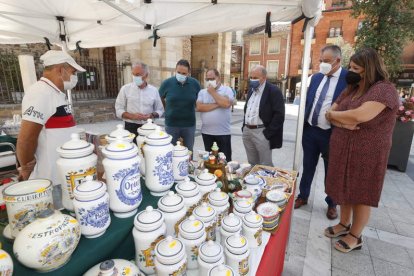 La corporación municipal y miembros de Caja Rural visitando la feria ayer. RAMIRO