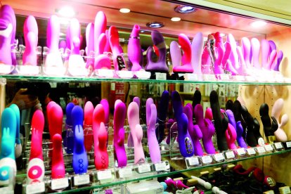 Juguetes sexuales en un sex shop de la capital. MARCIANO PÉREZ.