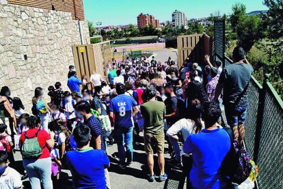 Aglomeración en la salida del colegio. DL