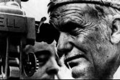 Primer plano de Sam Peckinpah durante un rodaje