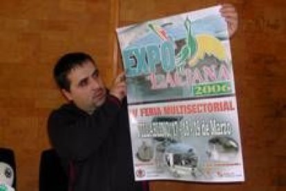 El concejal de Fiestas, Ángel Fidalgo, posa con el cartel de la feria