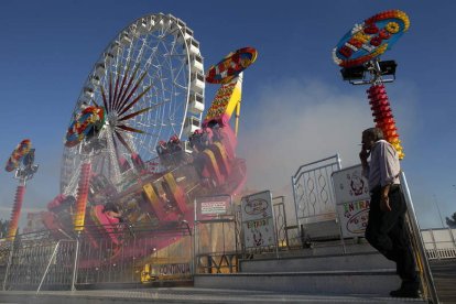 La noria presidirá desde sus 45 metros de altura la feria instalada en el aparcamiento del estadio de fútbol. jesús f. salvadores