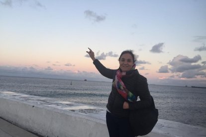 Astrid Rodríguez, tocando la luna en su amado mar Cantábrico. DL