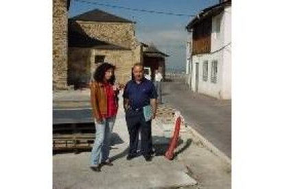 En la foto, los socialistas de Santo Tomás, frente a la plaza inconclusa