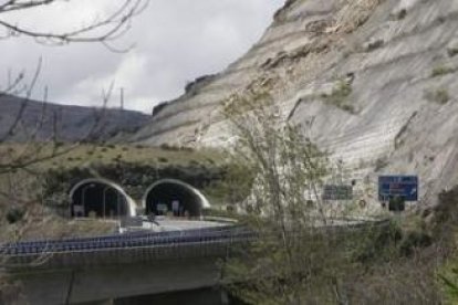 Los trabajos de desmonte del talud agrietado en la sierra de La Escrita avanzan lentamente por las d