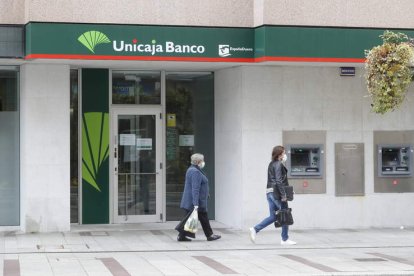 Imagen de una sucursal bancaria de Unicaja en Léon. RAMIRO