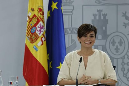 La ministra portavoz, Isabel Rodríguez, ayer tras el Consejo de Ministros. J. J. GUILLÉN