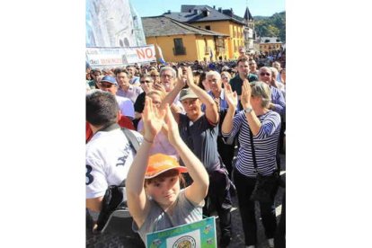 Un grupo de manifestantes, el sábado frente al castillo.