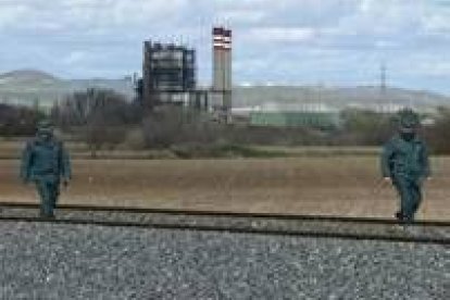 Dos agentes de la Guardia Civil inspeccionan el tramo ferroviario en los alrededores de Mocejón