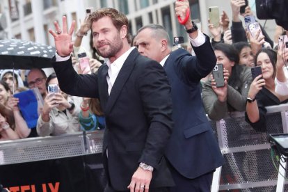 El actor australiano Chris Hemsworth saluda a sus admiradores a su llegada al estreno de la película Tyler Rake 2, este miércoles en Madrid. J.P.GANDUL