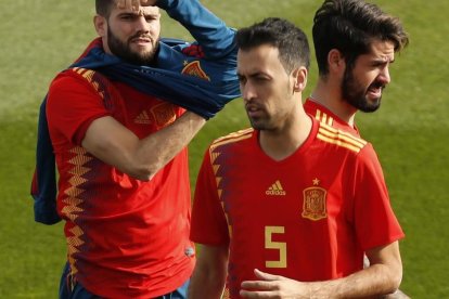 Sergio Busquets, junto con Isco y Nacho, antes de posar para la foto oficial con la nueva camiseta.