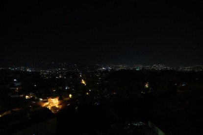 La ciudad de Caracas en completa oscuridad por el apagón generalizado.