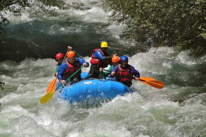 El rafting con Kayak Pico Azul tiene un precio de 35 euros por persona y para reservarlo se puede llamar al teléfono 609 240 991 o visitar la web www.kayakpicoazul.com.