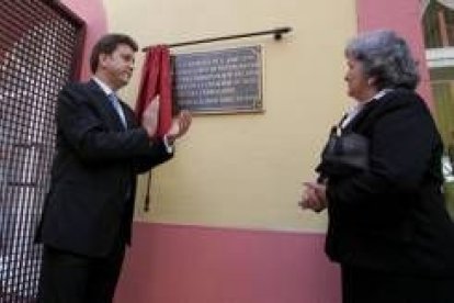 El alcalde, Carlos López Riesco, tras descorrer la placa de homenaje en presencia de la viuda