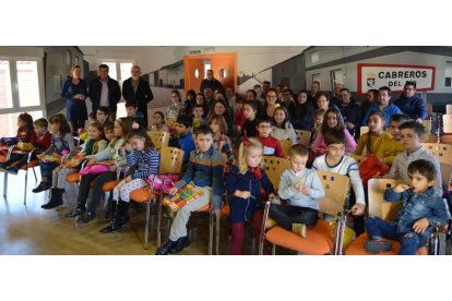 Los niños de Cabreros del Río que recibieron ayer del Ayuntamiento las ayudas a la escolarización.