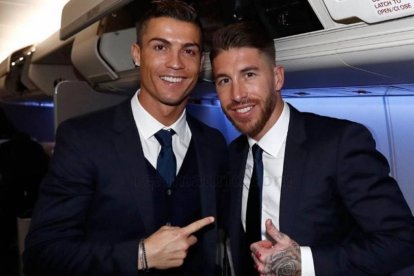 Ronaldo y Ramos, en el avión que trasladó al equipo blanco desde Madrid a Yokohama.