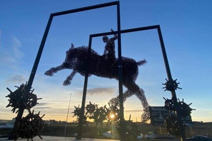 El montaje de la escultura San Jorge y el
Dragón se inició ayer a las 8.30 horas de
la mañana con el izado del caballo para
sujetarlo en los tres puntos sobre los
que se apoya en el pórtico. Luego se
soldaron las esferas de los virus y el
jinete. Hoy le pondrán la lanza y
rematarán la unión del personaje.
fernando otero / ramiro / aman