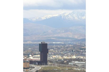 Vista de los Montes Aquilianos, en una imagen de archivo desde Ponferrada. L. DE LA MATA