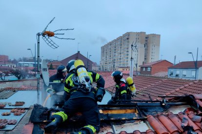 Bomberos de León en el incendio de una vivienda en el barrio de Pinilla. AYUNTAMIENTO DE LEÓN