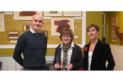 Raúl López, Kathryn A. Bard y Beatriz Cañas, ayer, en el Museo Liceo Egipcio con el premio que fue entregado en el acto de la tarde. J. NOTARIO