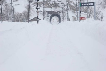 Paso actual del ferrocarril en Busdongo, donde abunda la nieve. JESÚS F. SALVADORES