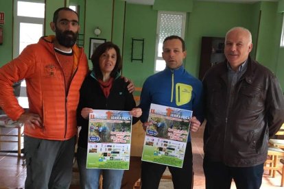 Los organizadores con los carteles de la prueba. DL