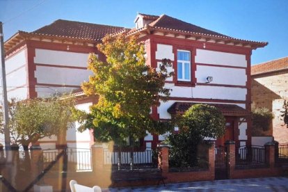 A la izquierda, imagen de las escuelas de Villafer; a la derecha, el centenario puente sobre el río Esla. DL / MEDINA