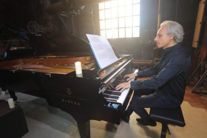 El compositor y director Pedro Halffter al piano. L. DE LA MATA