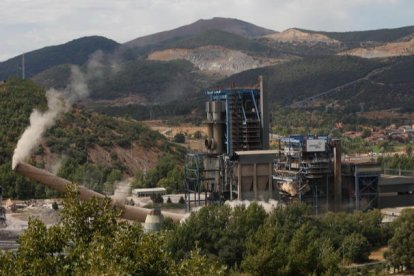 Derribo de una torre de la central térmica de La Robla. FERNANDO PERANDONES