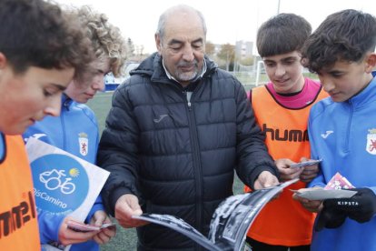 El presidente de la Peña, Manolo Díaz, junto a los futbolistas Miguel, Acedo, Ángel y David. RAMIRO