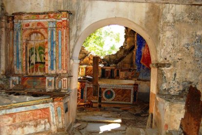 La iglesia de Santa María de Escayos se cae a pedazos, como se aprecia en la imagen del interior de este templo prerrománico.