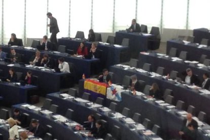 Bandera republicana en el Parlamento Europeo antes del discurso de Felipe VI.